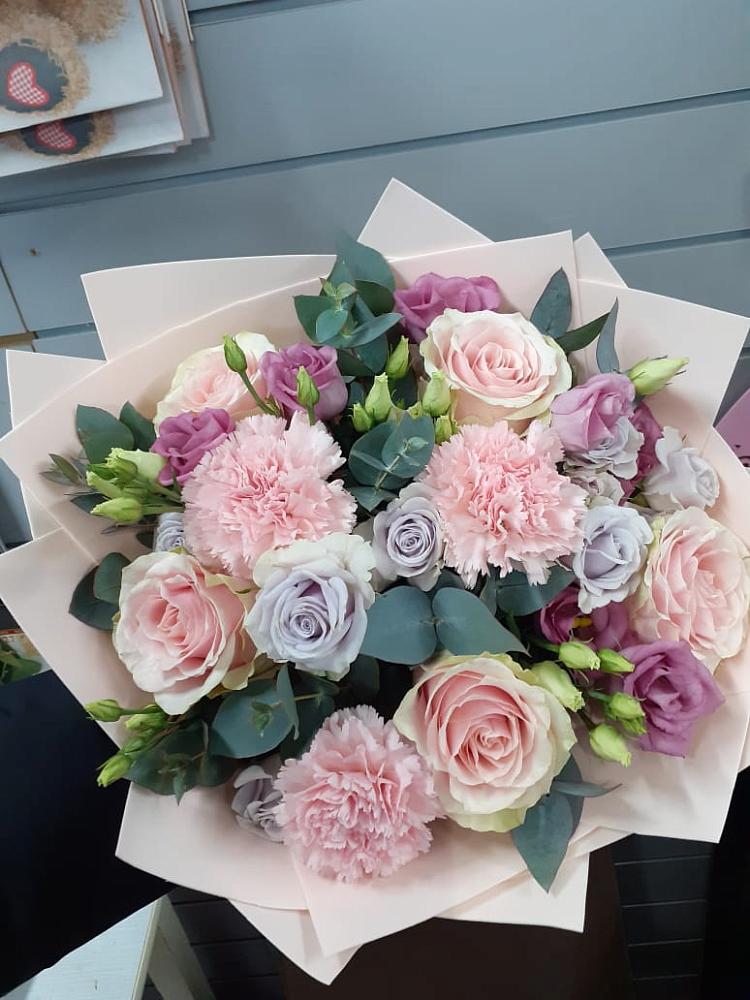 Букет цветов из: Розы, Гвоздики и Лизиантусы в Аристово